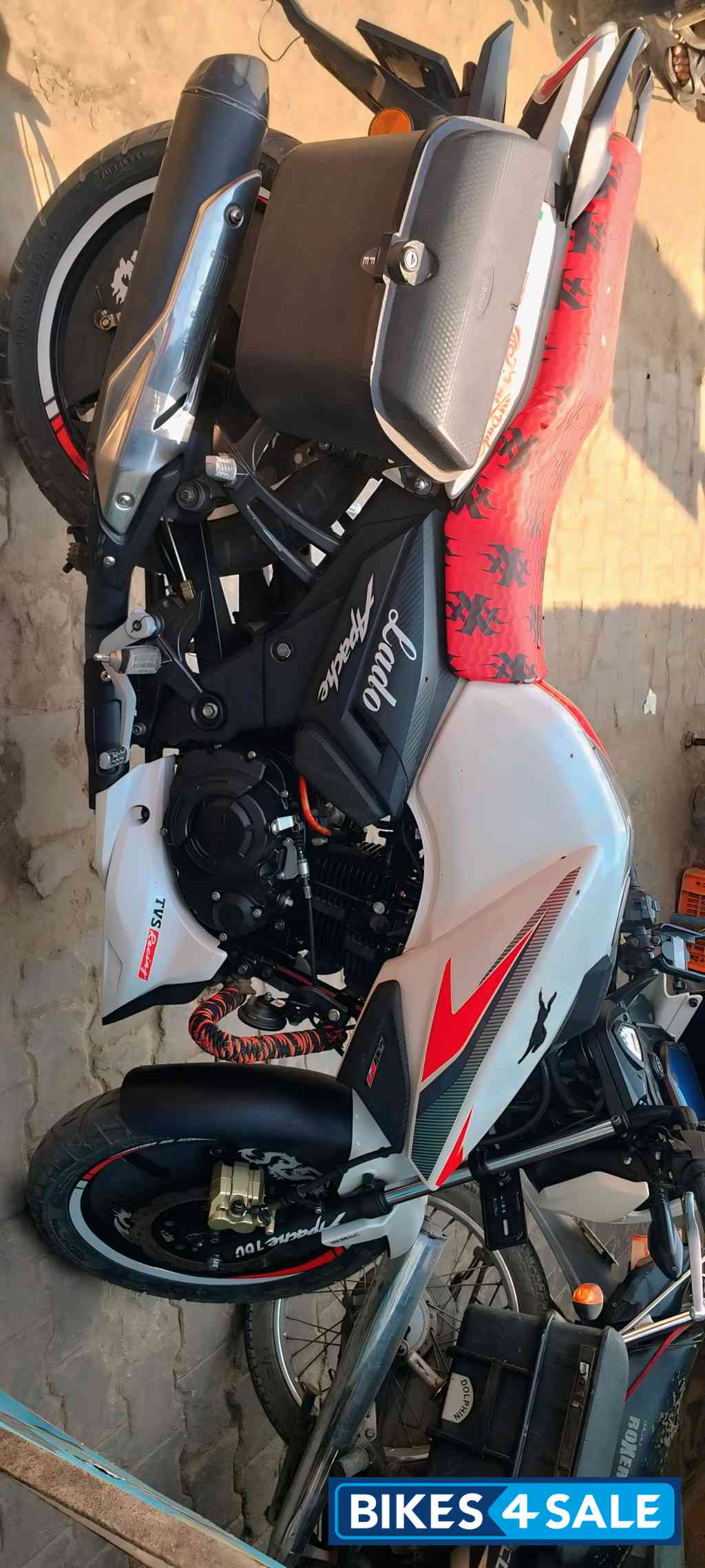 White TVS Apache RTR 160 White TVS Apache RTR 160