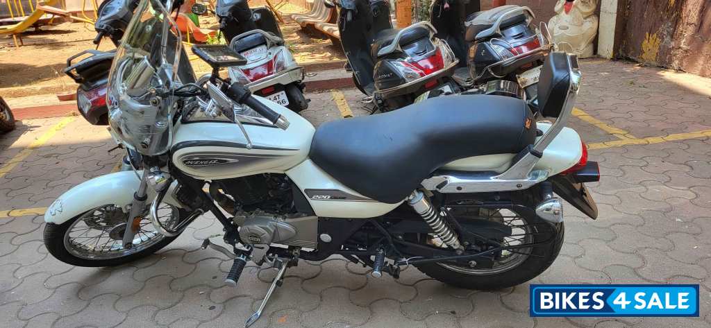 White Bajaj Avenger Cruise 220 BS6 White Bajaj Avenger Cruise 220 BS6