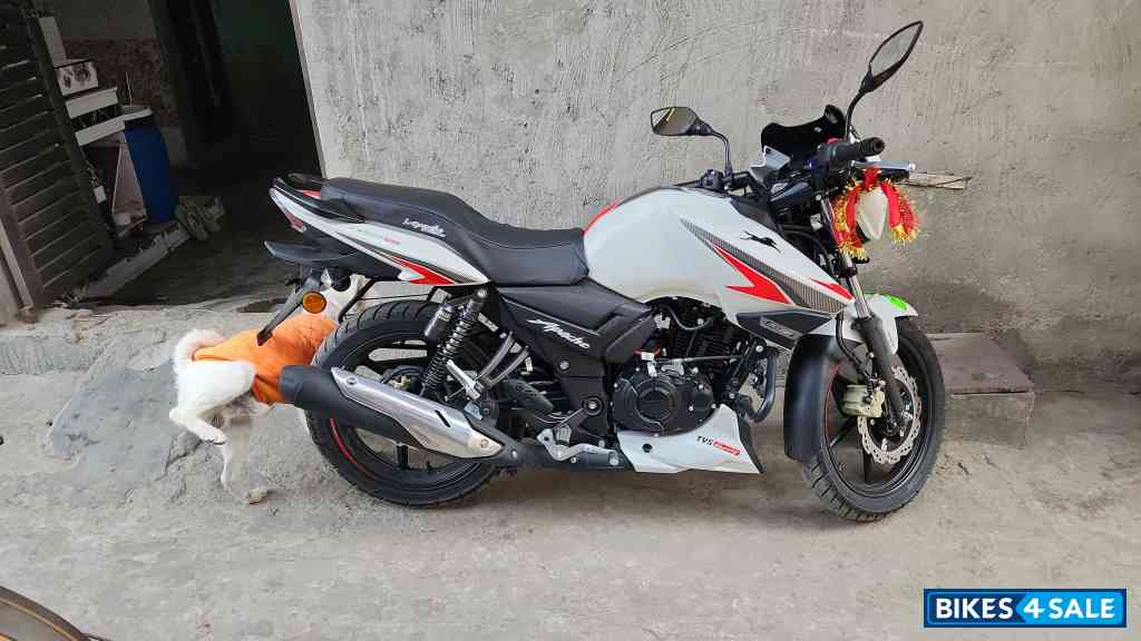White TVS Apache RTR 160 White TVS Apache RTR 160