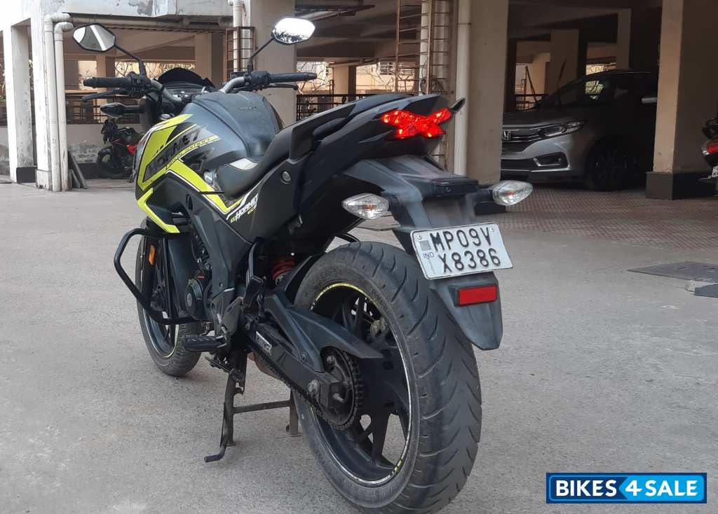 Neon Green & Black Two Tone Co Honda CB Hornet 160R ABS Neon Green & Black Two Tone Co Honda CB Hornet 160R ABS