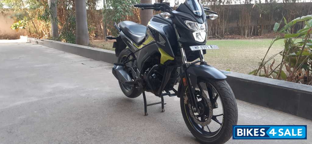 Neon Green & Black Two Tone Co Honda CB Hornet 160R ABS Neon Green & Black Two Tone Co Honda CB Hornet 160R ABS