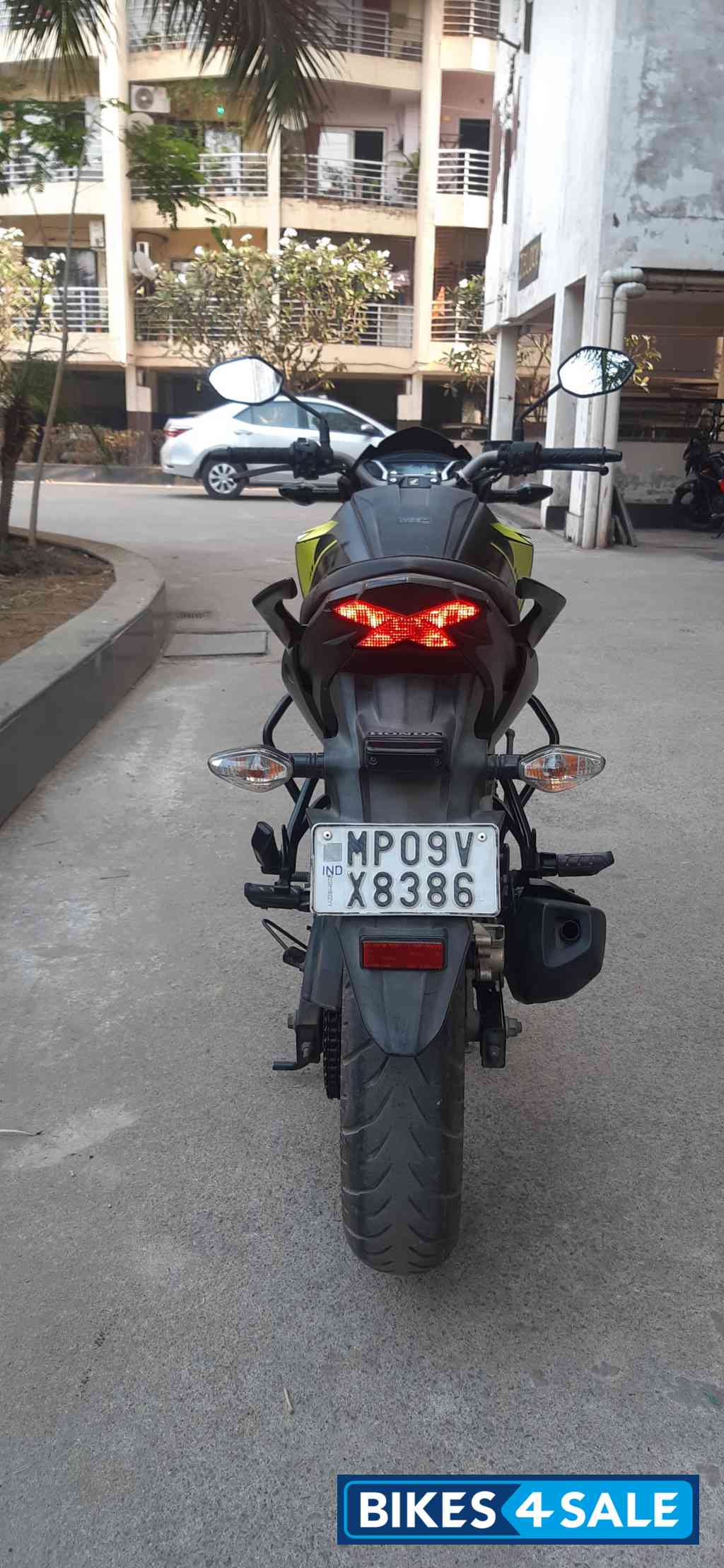 Neon Green & Black Two Tone Co Honda CB Hornet 160R ABS Neon Green & Black Two Tone Co Honda CB Hornet 160R ABS