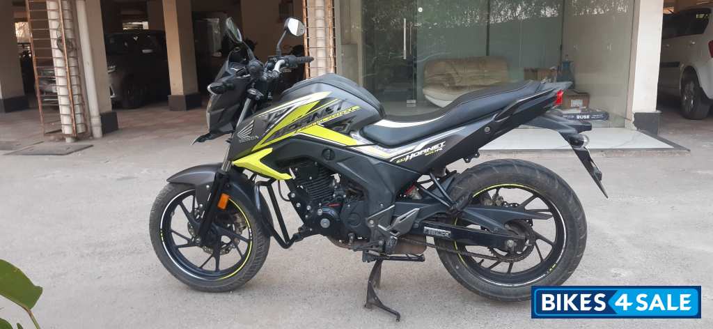 Neon Green & Black Two Tone Co Honda CB Hornet 160R ABS Neon Green & Black Two Tone Co Honda CB Hornet 160R ABS