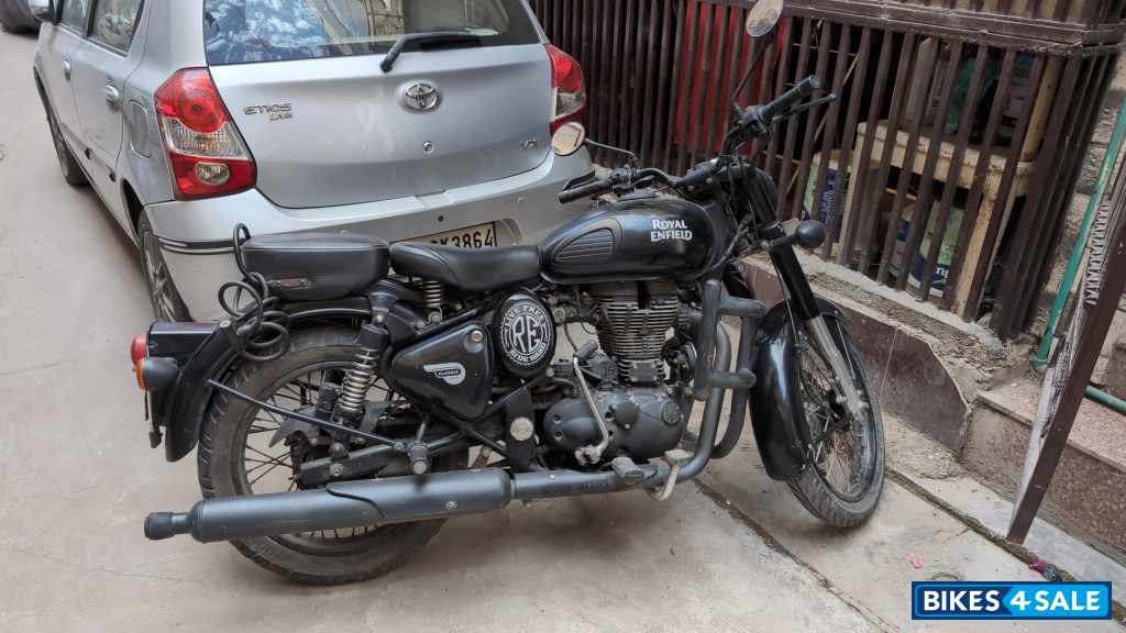 Black Royal Enfield Classic Stealth Black