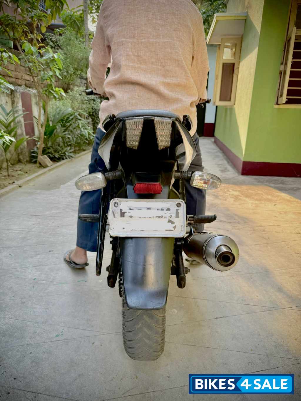 Black Bajaj Pulsar 220F Black Bajaj Pulsar 220F