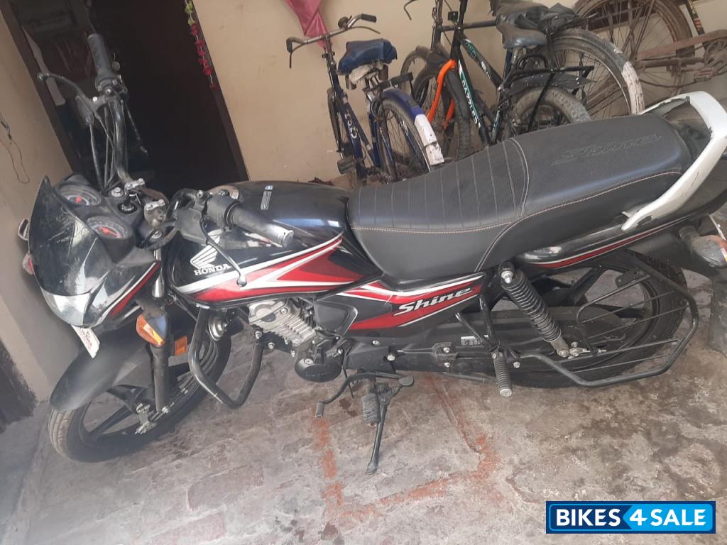 Black/red Honda Shine 100 Black/red Honda Shine 100