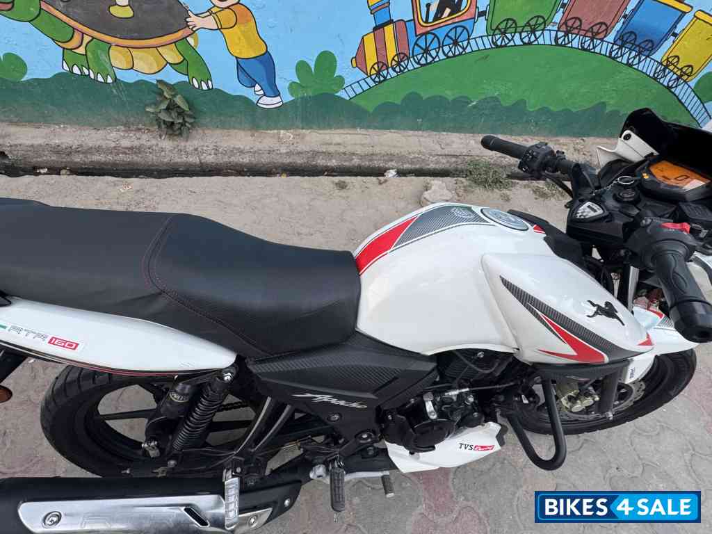 Pearl White TVS Apache RTR 160 4V Pearl White TVS Apache RTR 160 4V