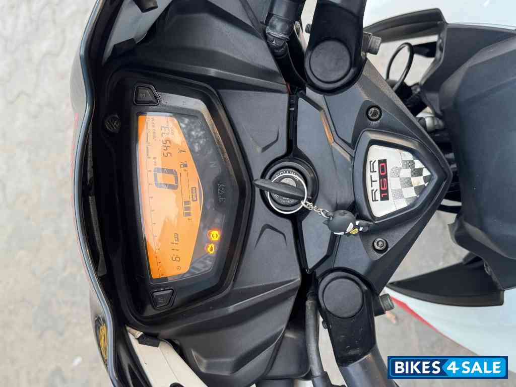 Pearl White TVS Apache RTR 160 4V Pearl White TVS Apache RTR 160 4V