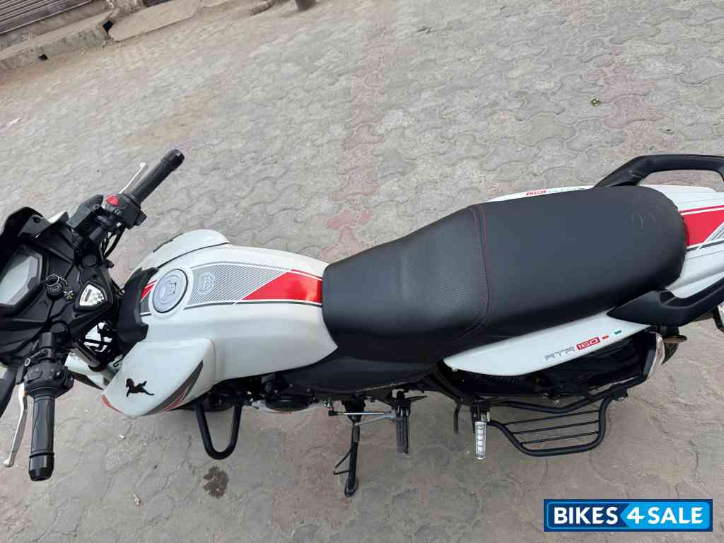 Pearl White TVS Apache RTR 160 4V Pearl White TVS Apache RTR 160 4V