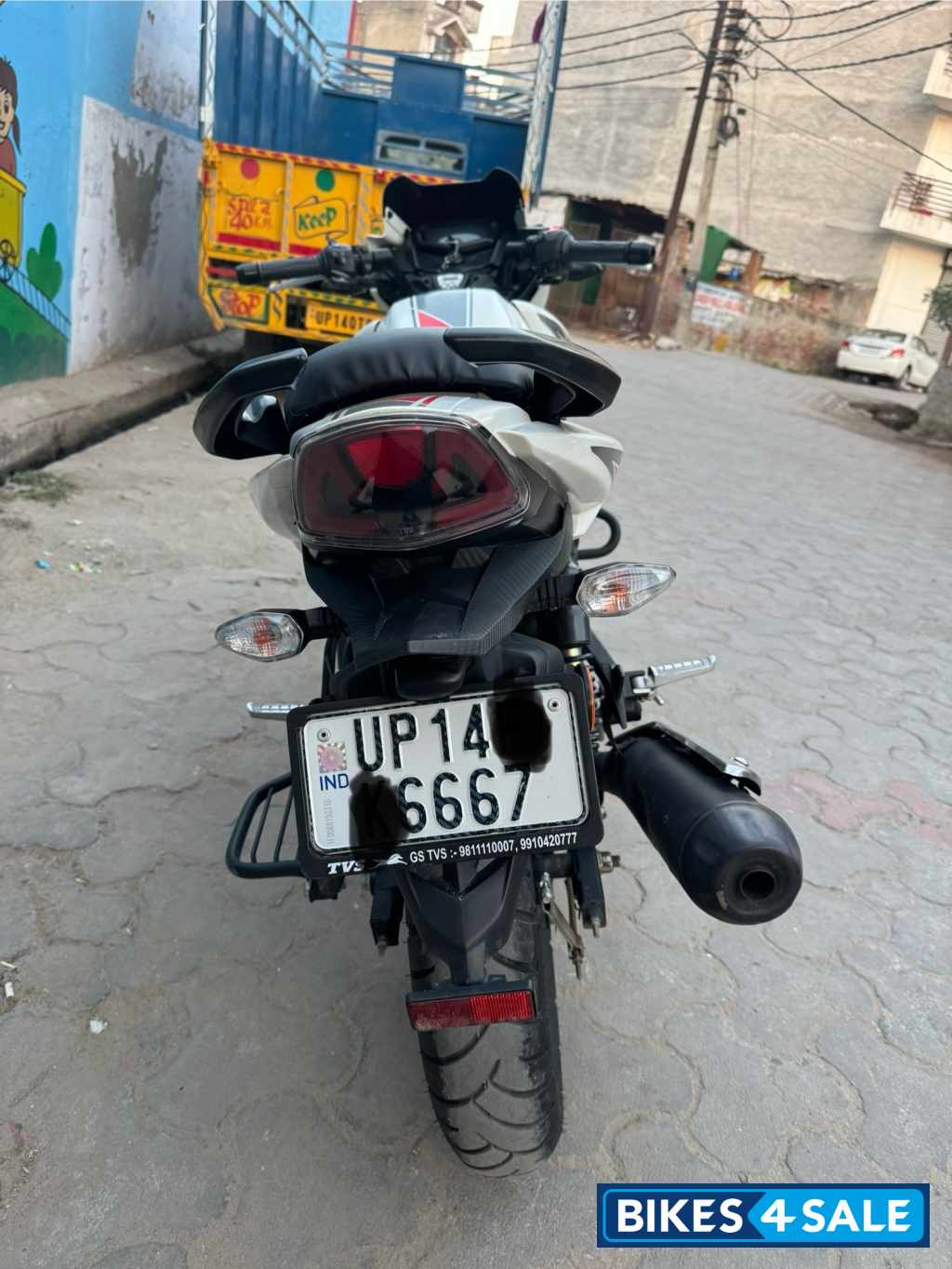 Pearl White TVS Apache RTR 160 4V Pearl White TVS Apache RTR 160 4V