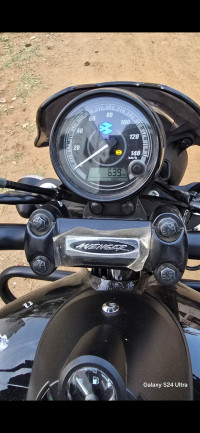 Ebony Black Met Bajaj Avenger Street 160