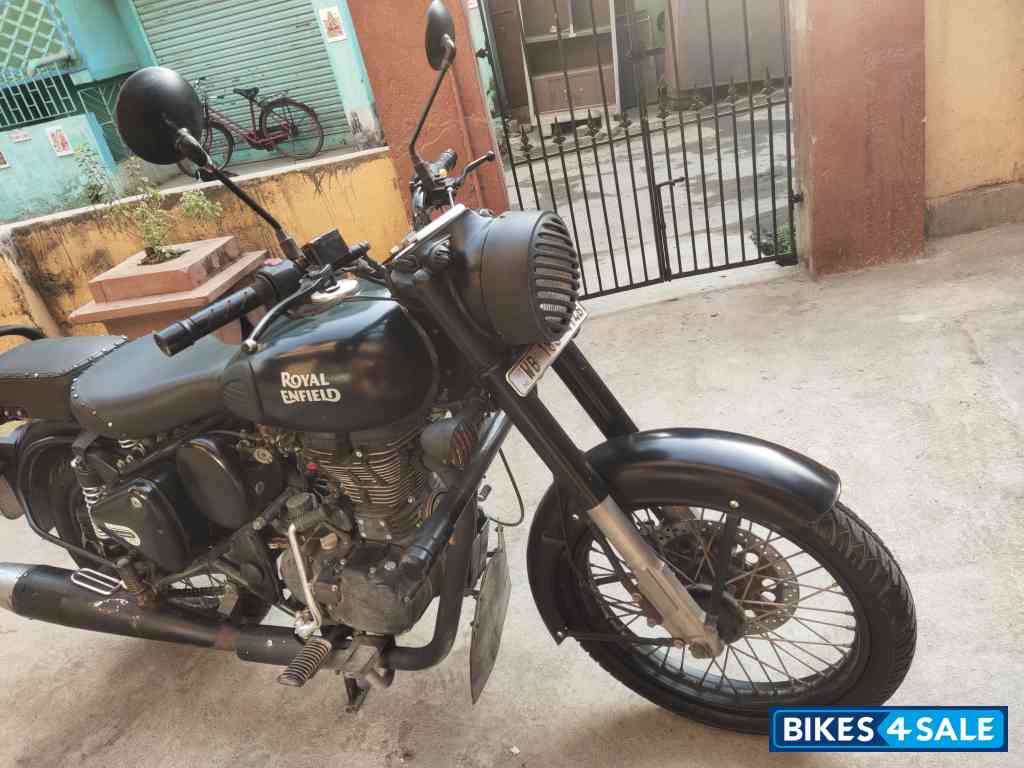Stealth Black Royal Enfield Classic 500
