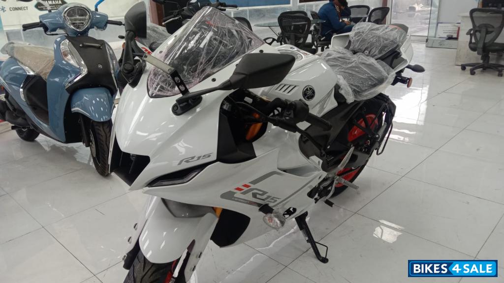 White Yamaha R15 V4 White Yamaha R15 V4
