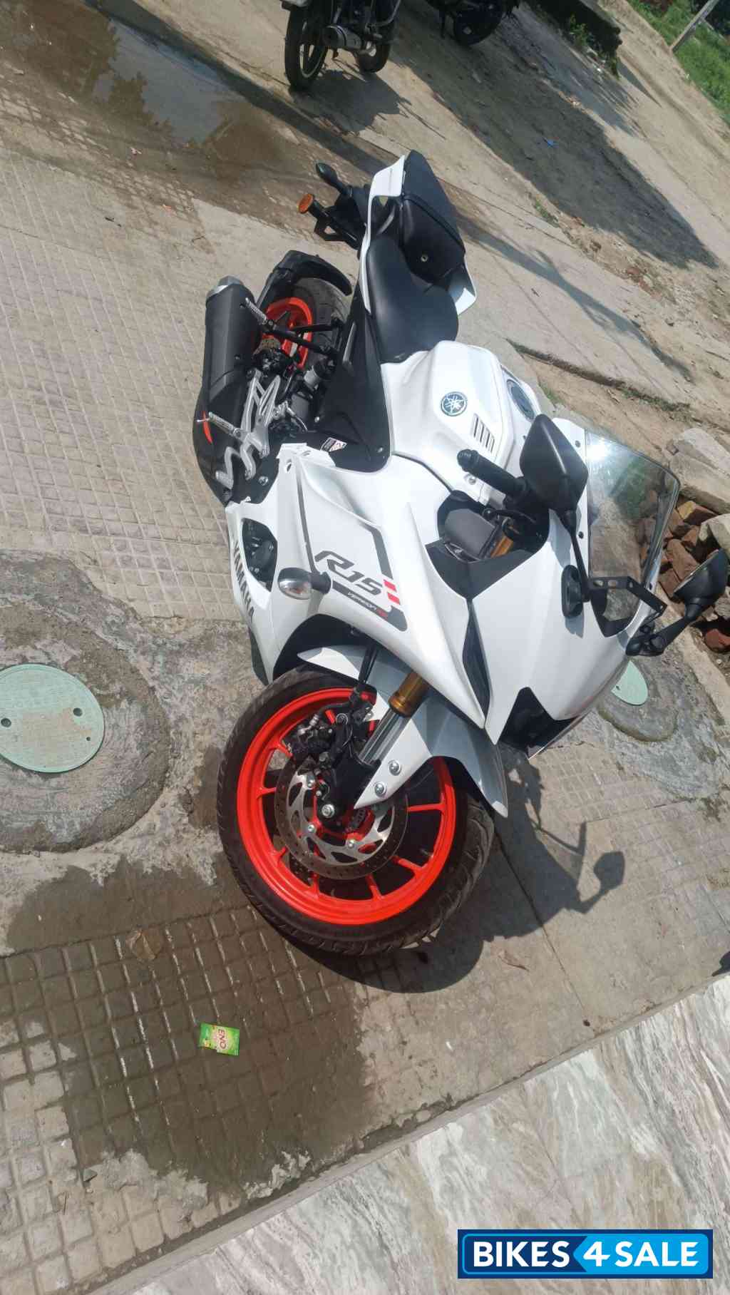 White Yamaha R15 V4 White Yamaha R15 V4