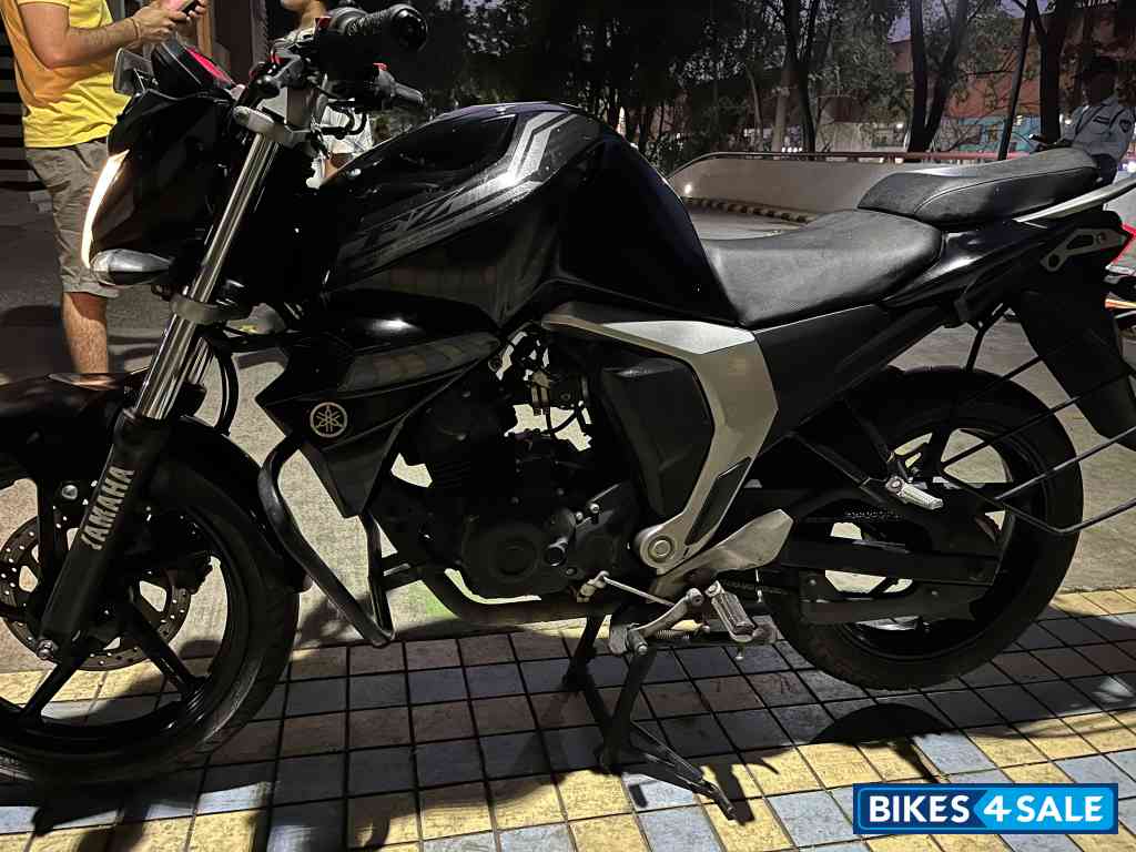 Black Yamaha FZ FI V2 Black Yamaha FZ FI V2