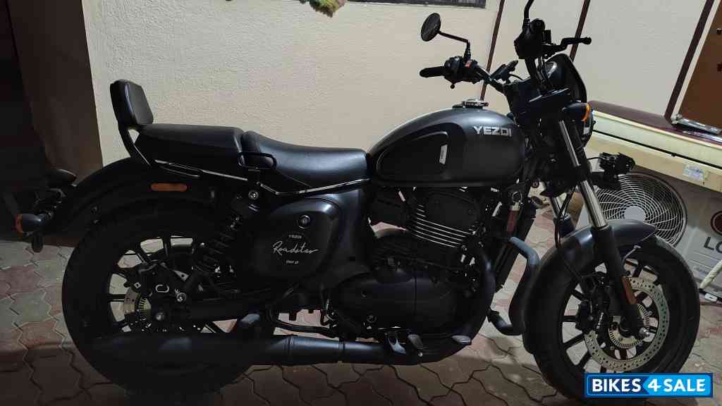 Yezdi Roadster Dark Yezdi Roadster Dark