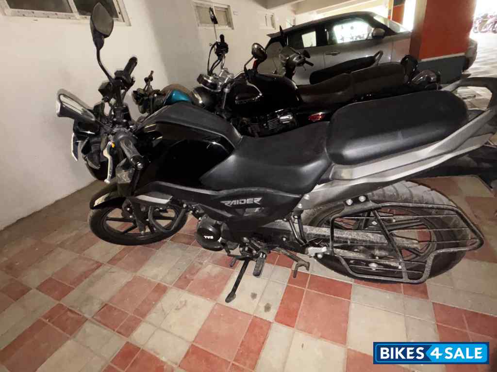 Black TVS Raider 125