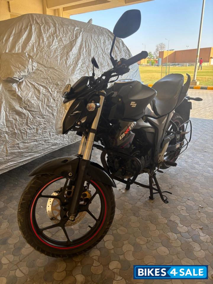 Black Suzuki Gixxer ABS Black Suzuki Gixxer ABS