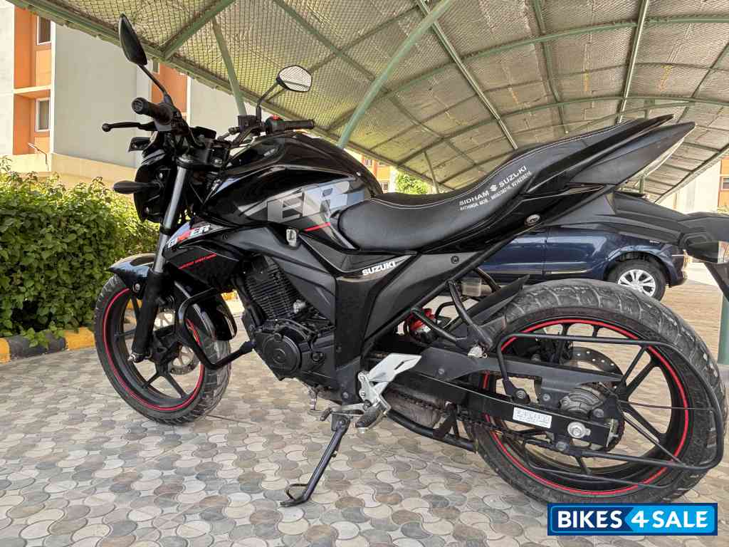 Black Suzuki Gixxer ABS Black Suzuki Gixxer ABS