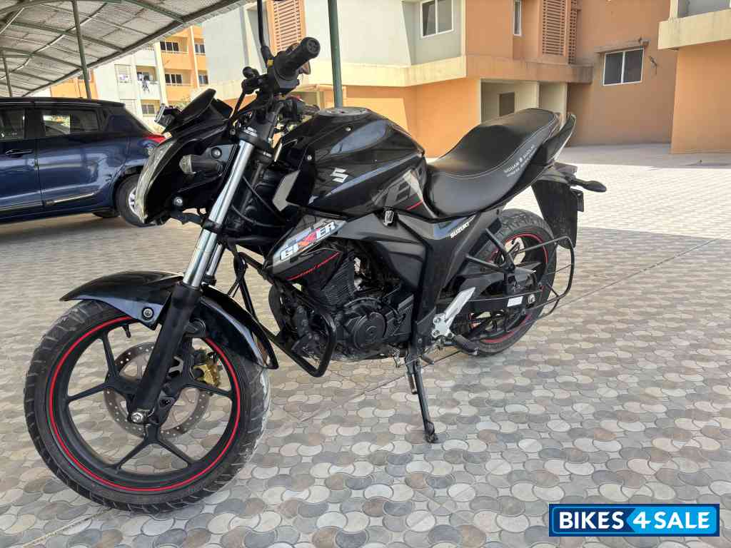 Black Suzuki Gixxer ABS Black Suzuki Gixxer ABS