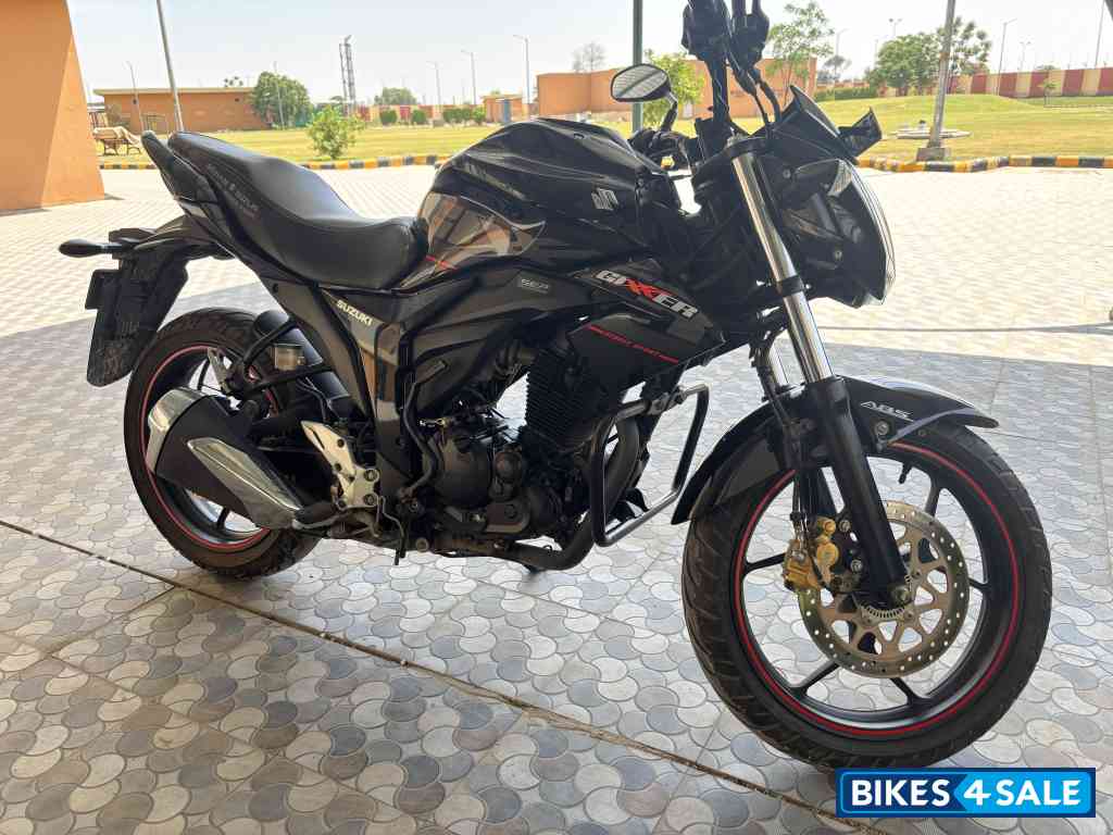 Black Suzuki Gixxer ABS Black Suzuki Gixxer ABS