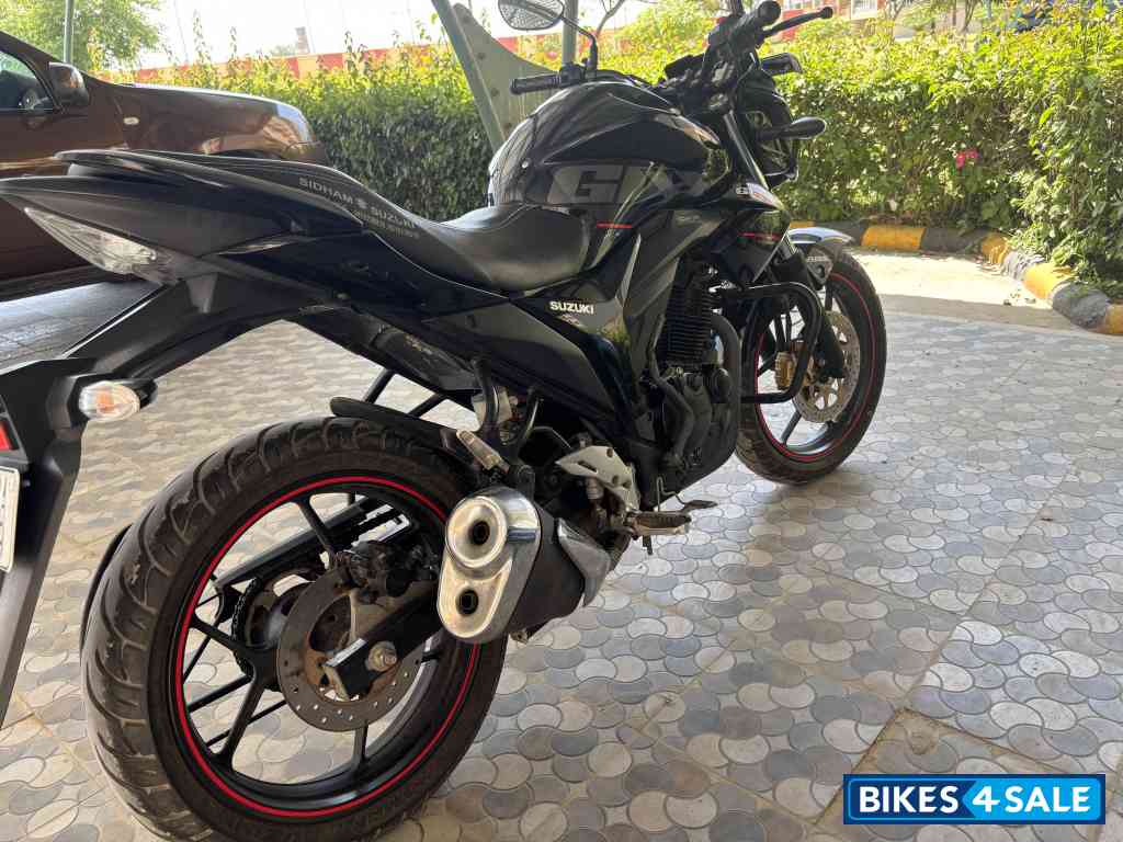 Black Suzuki Gixxer ABS Black Suzuki Gixxer ABS