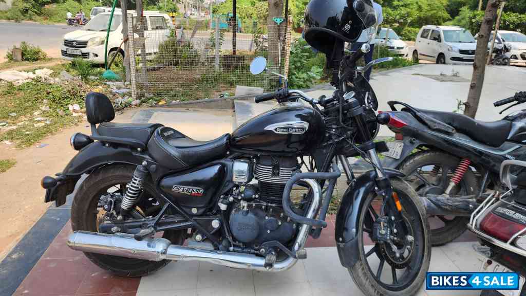 Black Royal Enfield Meteor 350 Black Royal Enfield Meteor 350