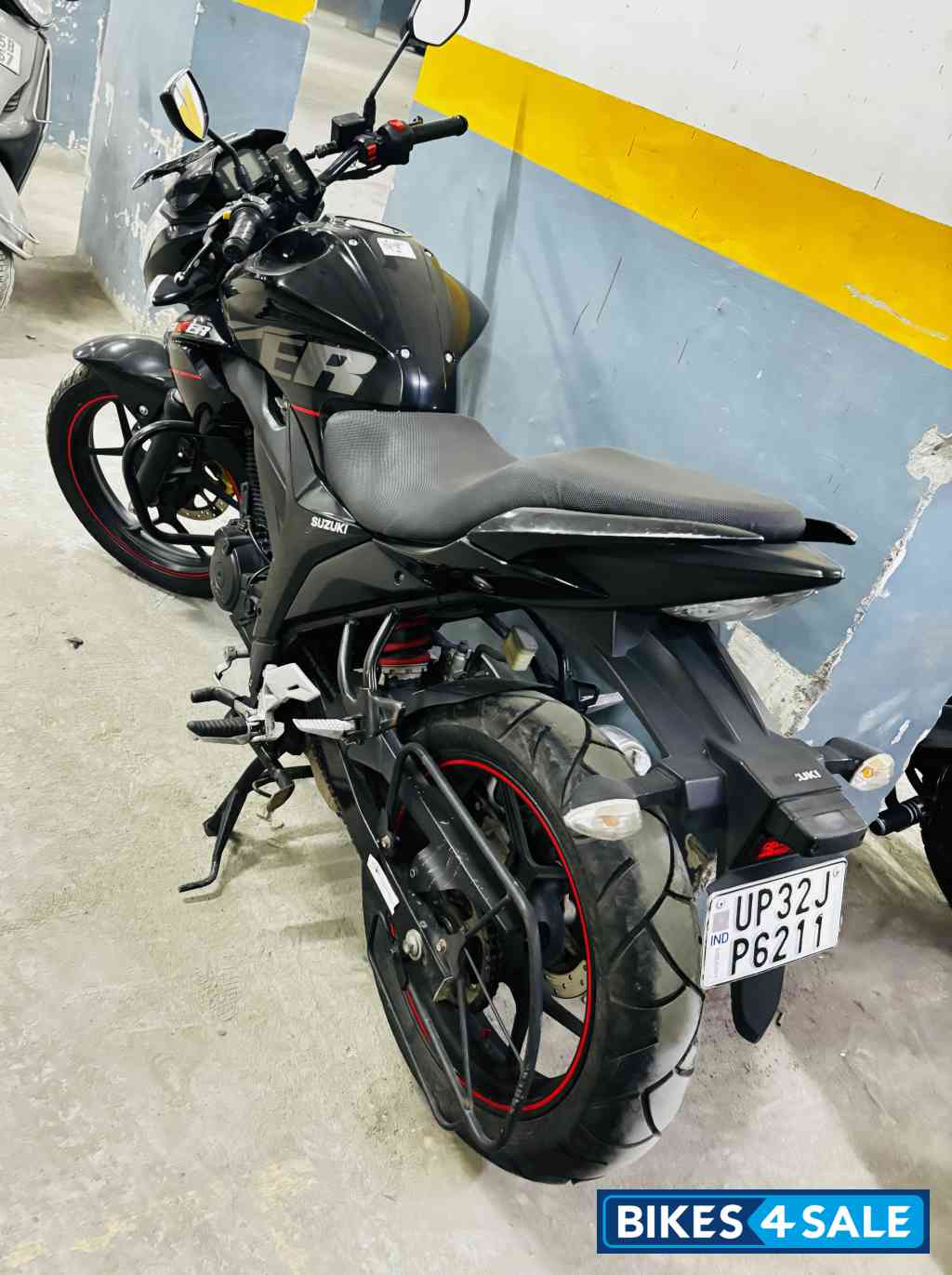 Black Suzuki Gixxer 150 Black Suzuki Gixxer 150