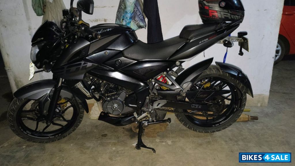 Black Bajaj Pulsar NS200 Black Bajaj Pulsar NS200