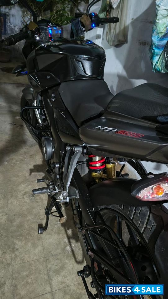 Black Bajaj Pulsar NS200 Black Bajaj Pulsar NS200