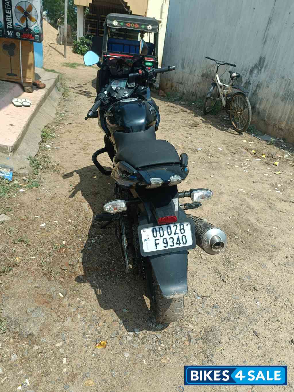 Blue Bajaj Pulsar 220F Blue Bajaj Pulsar 220F