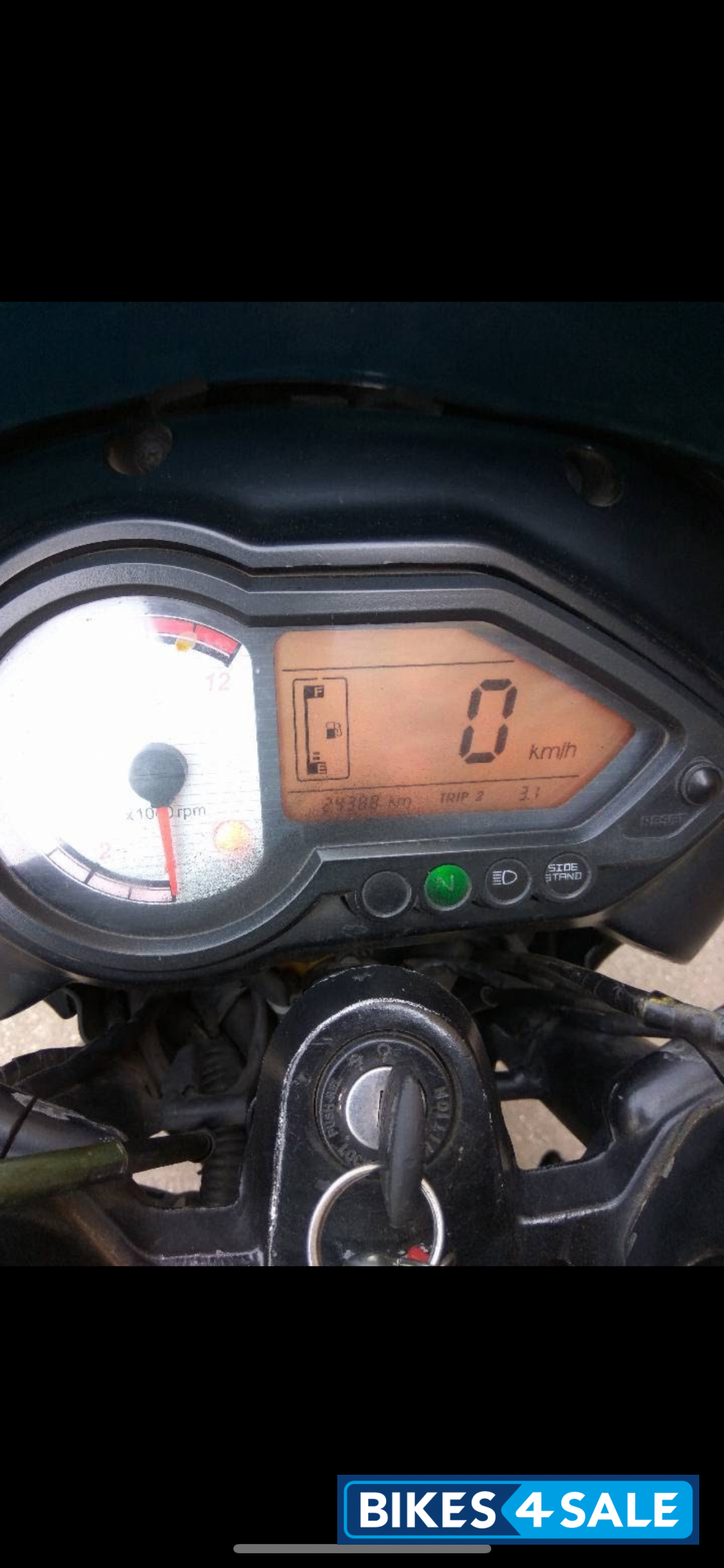 Black Bajaj Pulsar 220 DTSFi Black Bajaj Pulsar 220 DTSFi