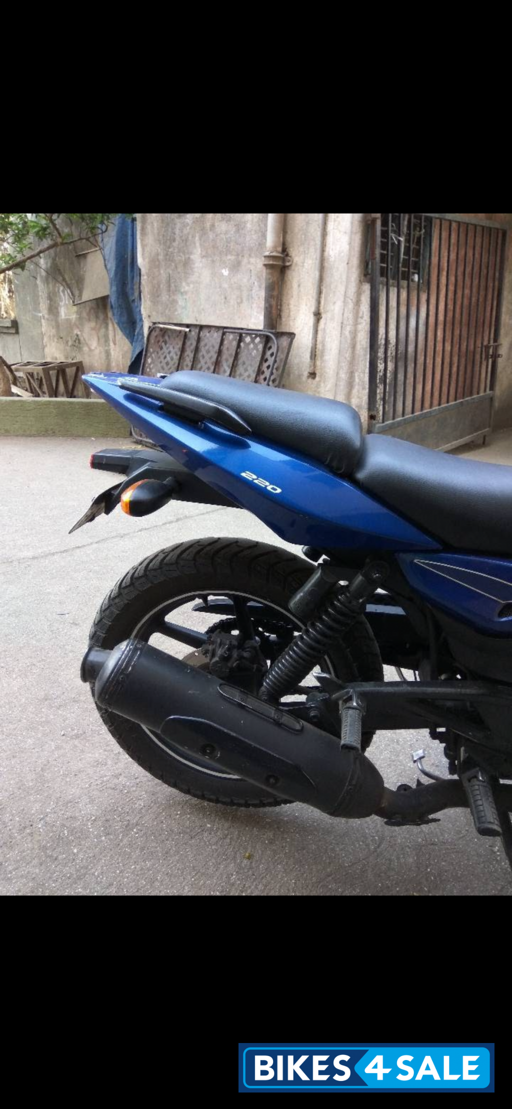 Black Bajaj Pulsar 220 DTSFi Black Bajaj Pulsar 220 DTSFi
