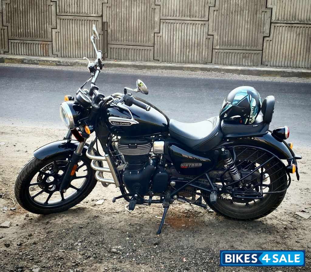 Glossy Black Royal Enfield Meteor 350 Stellar