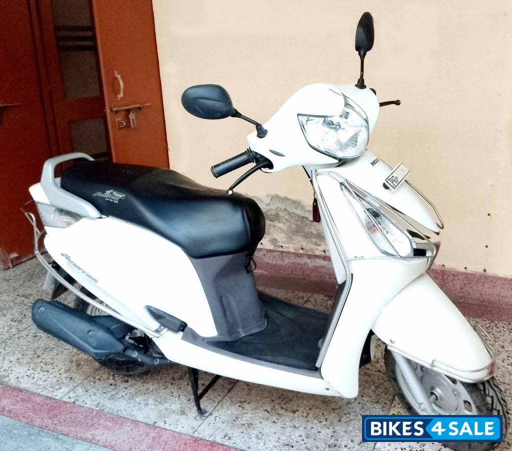 Pearl White Honda Aviator