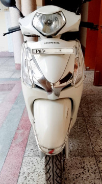 Pearl White Honda Aviator