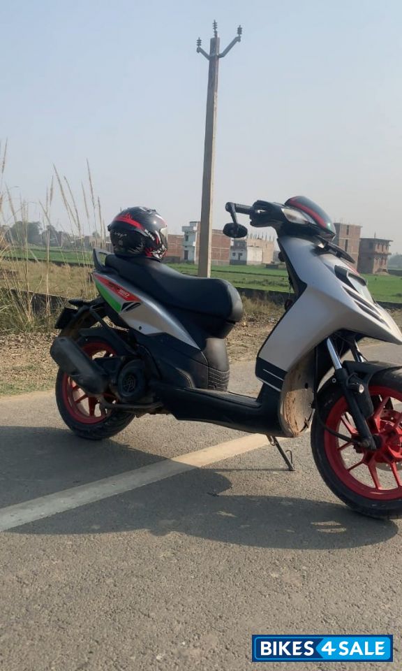 Grey Aprilia SR 150 Grey Aprilia SR 150