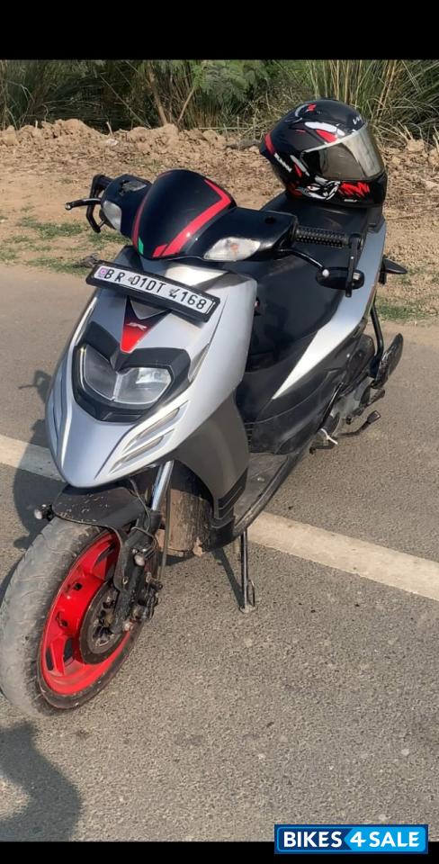 Grey Aprilia SR 150 Grey Aprilia SR 150