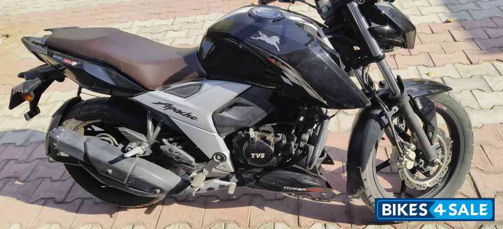 Black TVS Apache RTR 160 4V Black TVS Apache RTR 160 4V