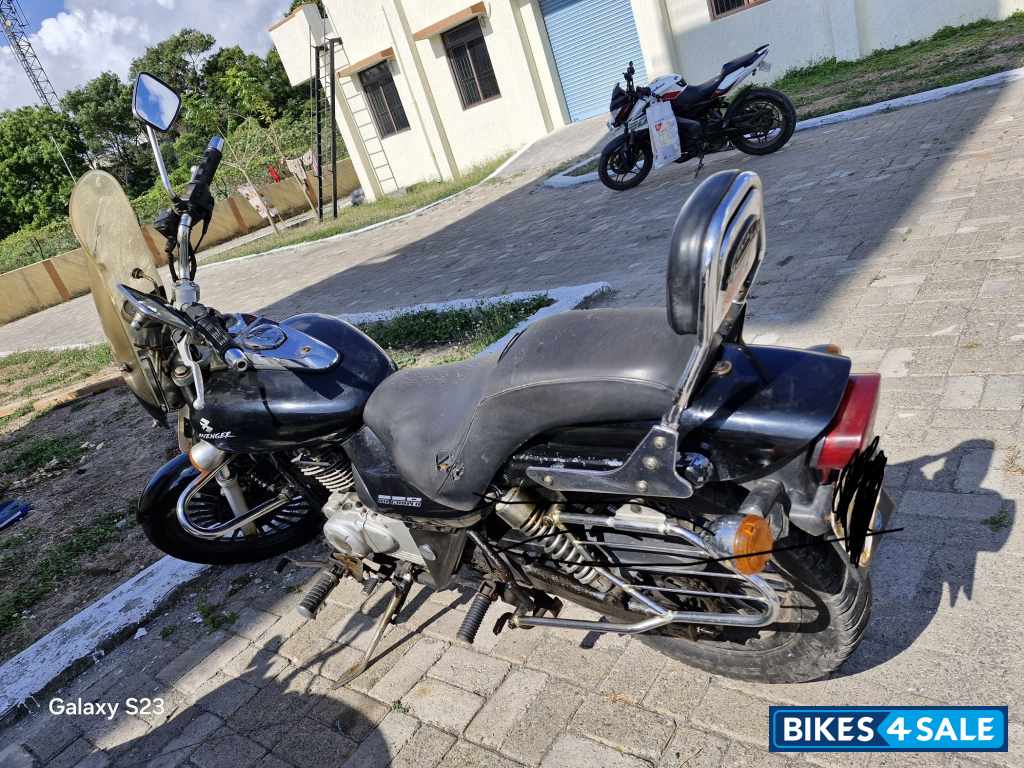 Black Bajaj Avenger 220 DTS-i Black Bajaj Avenger 220 DTS-i