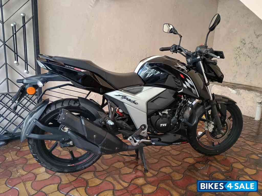 Black TVS Apache RTR 160 4V BS6