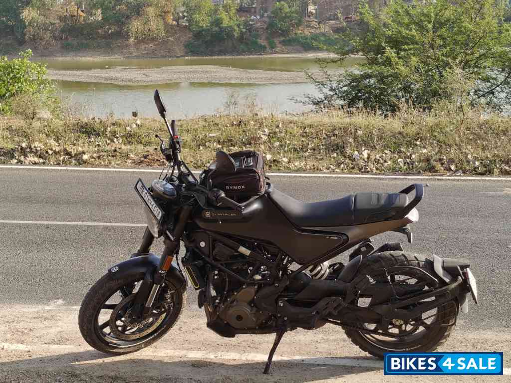 Moonshine Black Husqvarna Svartpilen 250