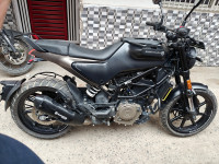 Moonshine Black Husqvarna Svartpilen 250