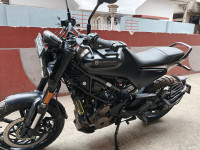 Moonshine Black Husqvarna Svartpilen 250
