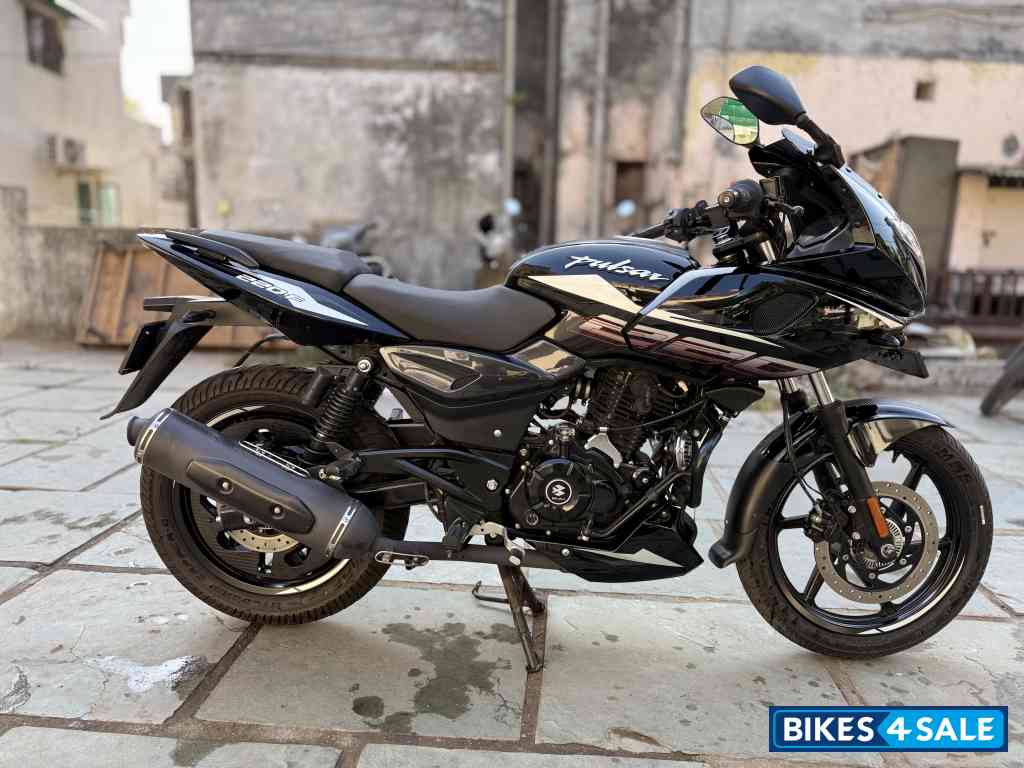 Bajaj Pulsar 220F BS6