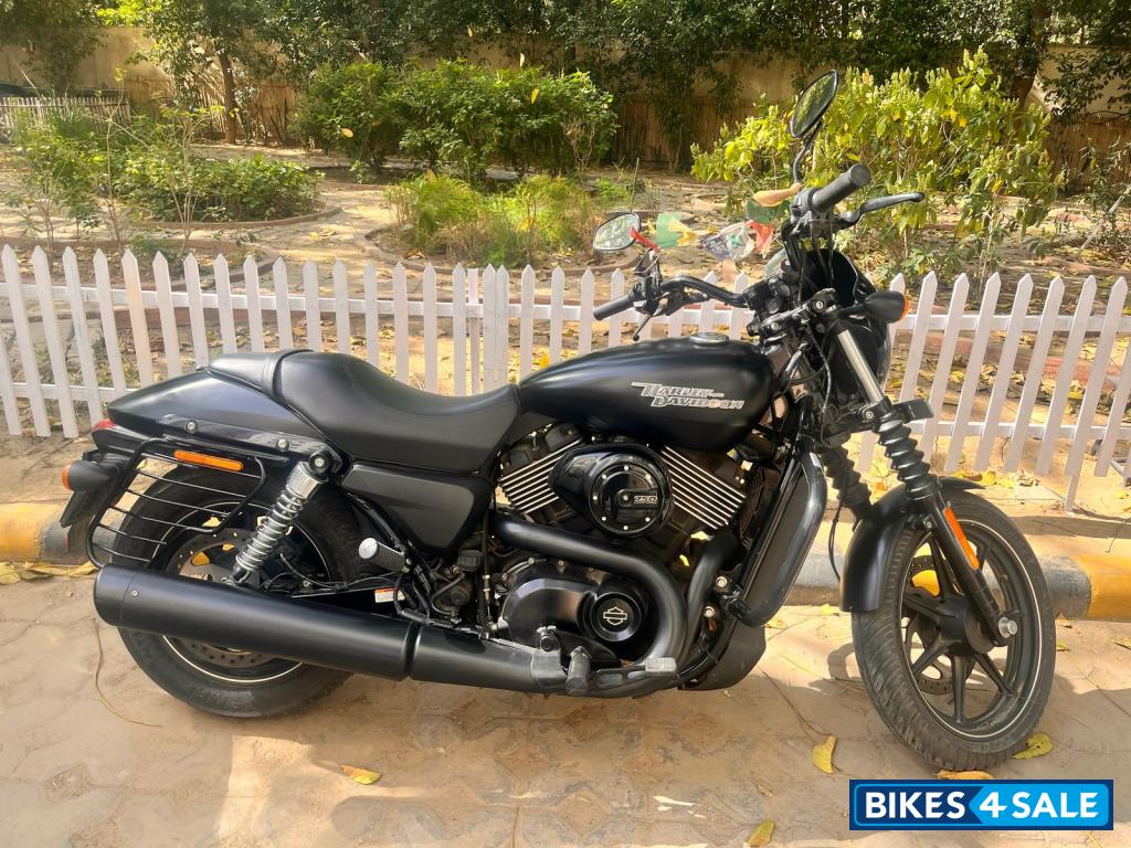 Black Harley Davidson Street 750