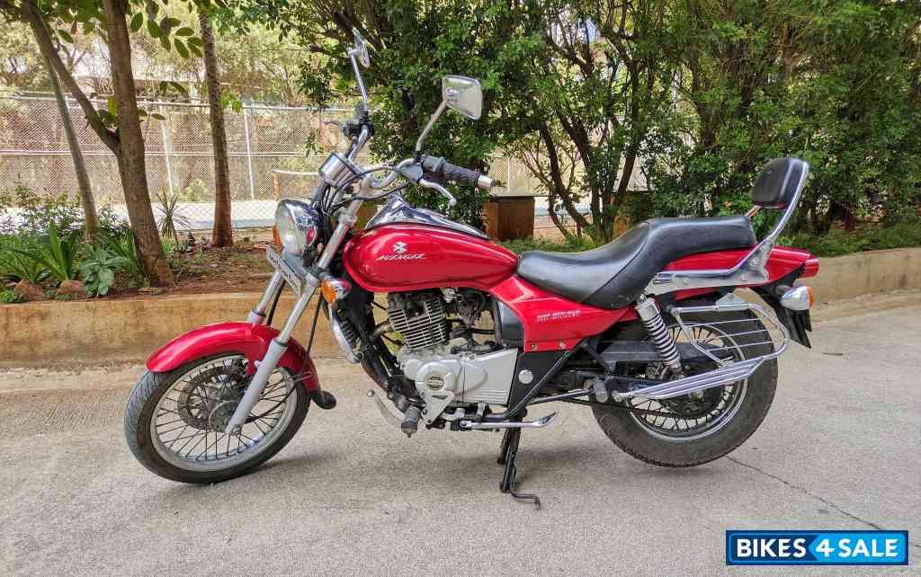 Red Bajaj Avenger 220 DTS-i