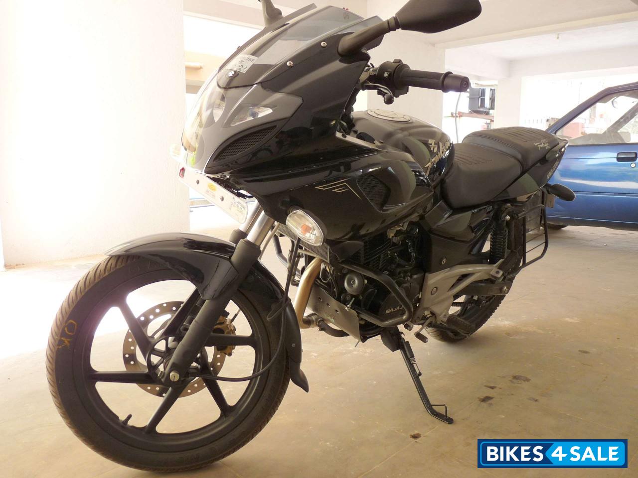 Black Bajaj Pulsar 220 DTSi