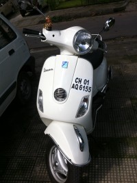 White Vespa LX 125