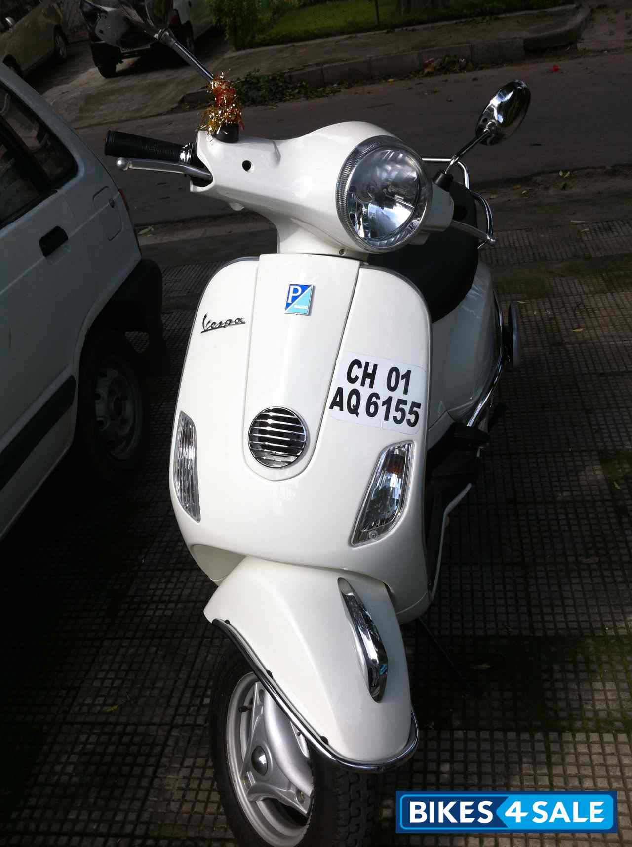 White Vespa LX 125